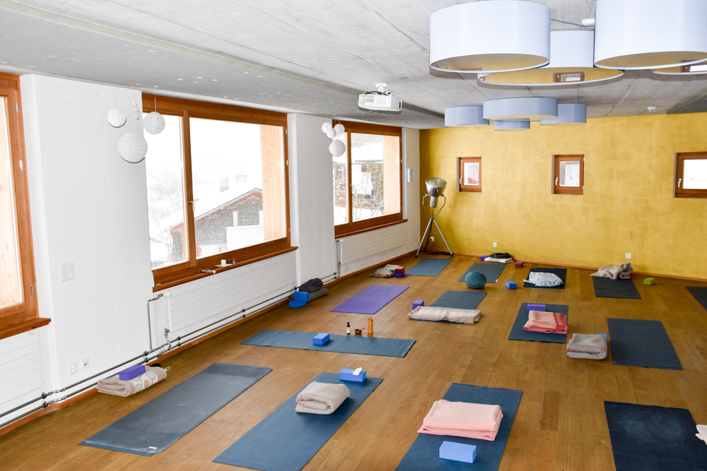 Yoga Retreat Feldis Graubünden Schweiz Yogaraum Berghotel Sterna Reiseblog Travel Sisi