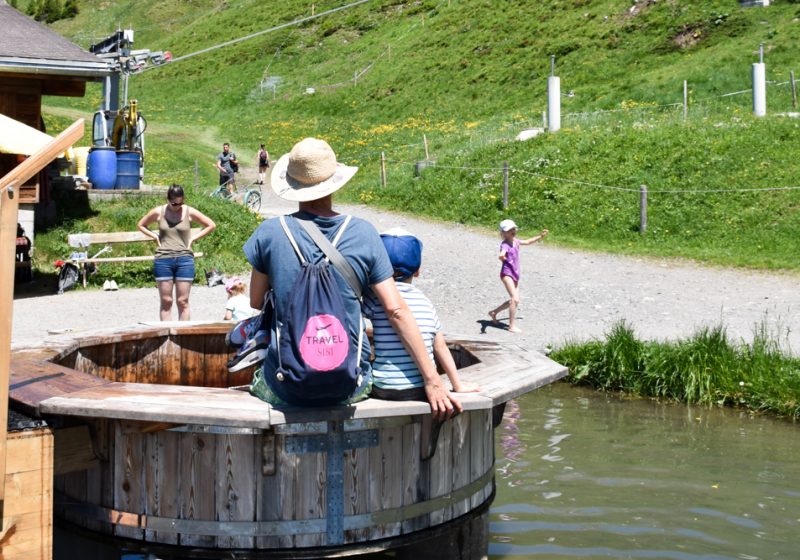 Familienausflug Engelberg Brunni Schweiz Travel Sisi und kleiner Globetrotter beim Kitzelpfad am Härzlisee