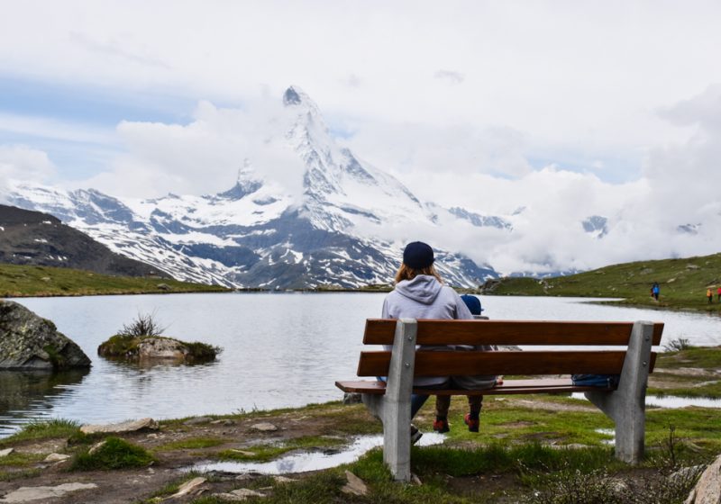 Familienweekend Zermatt Wallis Schweiz Travel Sisi und kleiner Globetrotter bestaunen das Matterhorn am Stellisee