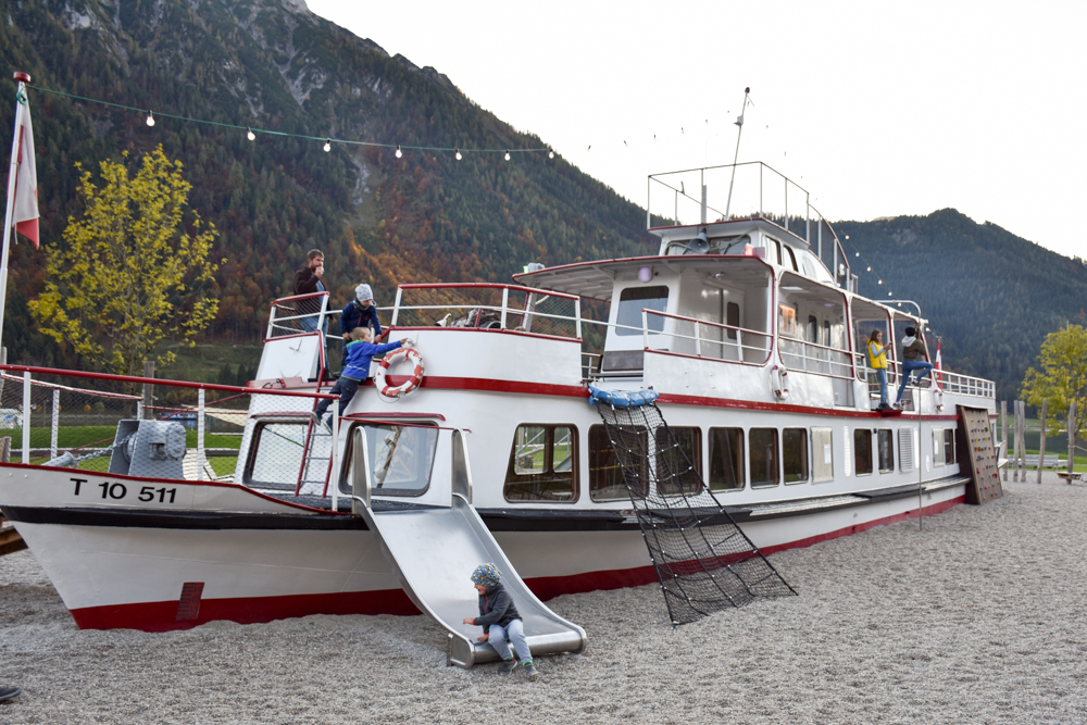 Herbstferien Achensee Tirol Österreich mit Kindern Adventure Spielschiff auf dem Spielplatz See-Bad