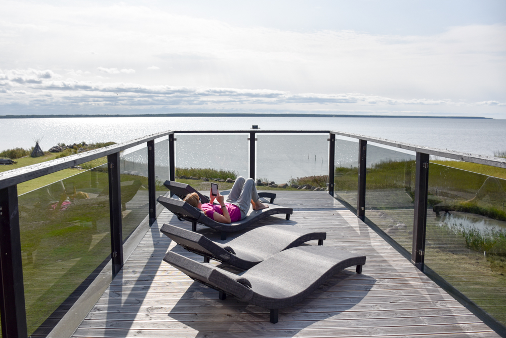 Hoteltipp Muhu Estland Bottengarn Boutique Guesthouse Terrasse mit Blick aufs Meer