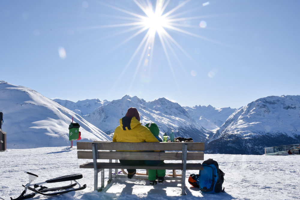 Schlittelbahnen Graubünden Schweiz Picknick Muottas Muragl Engadin im Winter