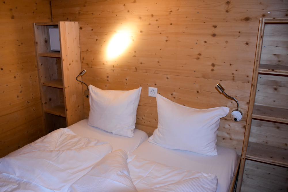 Winter Glamping Campingplatz Morteratsch Engadin Graubünden Schweiz Doppelbett