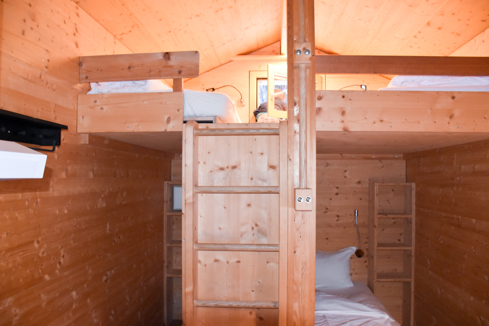 Winter Glamping Campingplatz Morteratsch Engadin Graubünden Schweiz Holzhaus für vier Personen