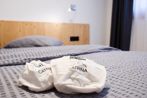 Catrina Resort Unterkunfttipp Disentis Graubünden Schweiz Schlafzimmer mit Willkommensgeschenk