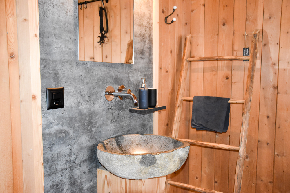 Unterkunftstipp Heimeli Sapün Arosa Graubünden Schweiz Waschbecken im Doppelzimmer