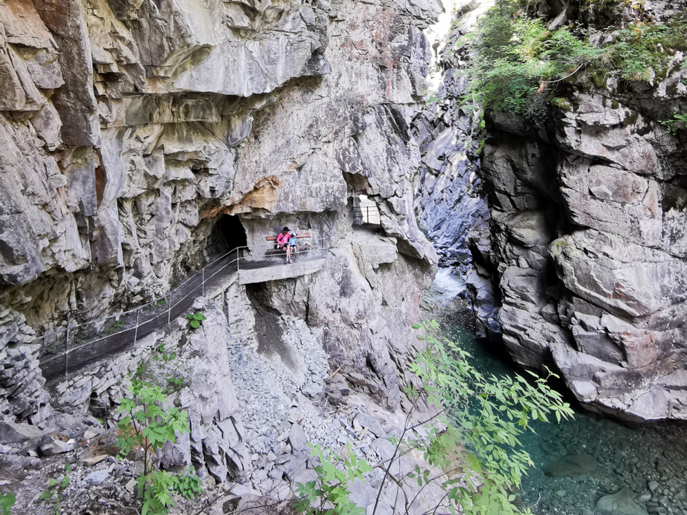 Ausflugstipp Rofflaschlucht Graubünden Schweiz Travel Sisi mit Kind in der Schlucht
