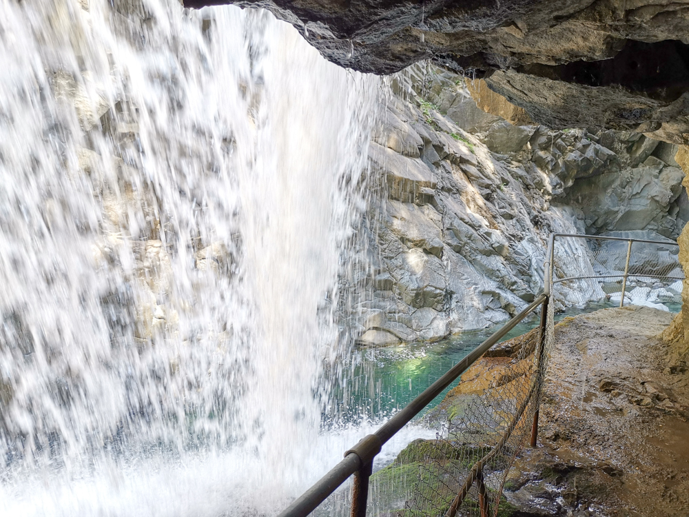 Ausflugstipp Rofflaschlucht Graubünden Schweiz unter dem Wasserfall