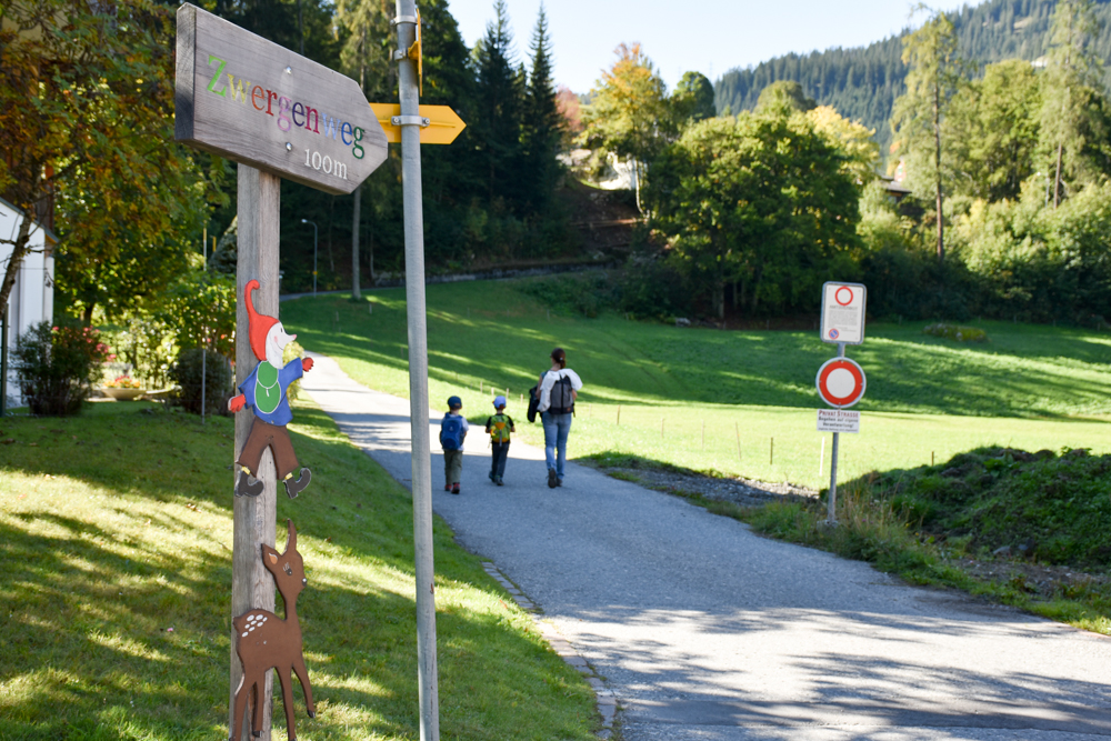 Ausflugstipp Zwergenweg Klosters Graubünden Schweiz Wegweiser vom Dorf