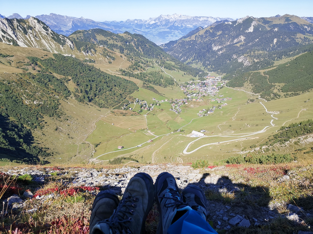 Wanderung Liechtenstein Fürstin-Gina-Weg Pfälzerhütte die Wanderer blicken hinunter nach Malbun