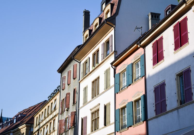 Reisetipps Neuchatel Neuenburg Schweiz Häuser in der Altstadt