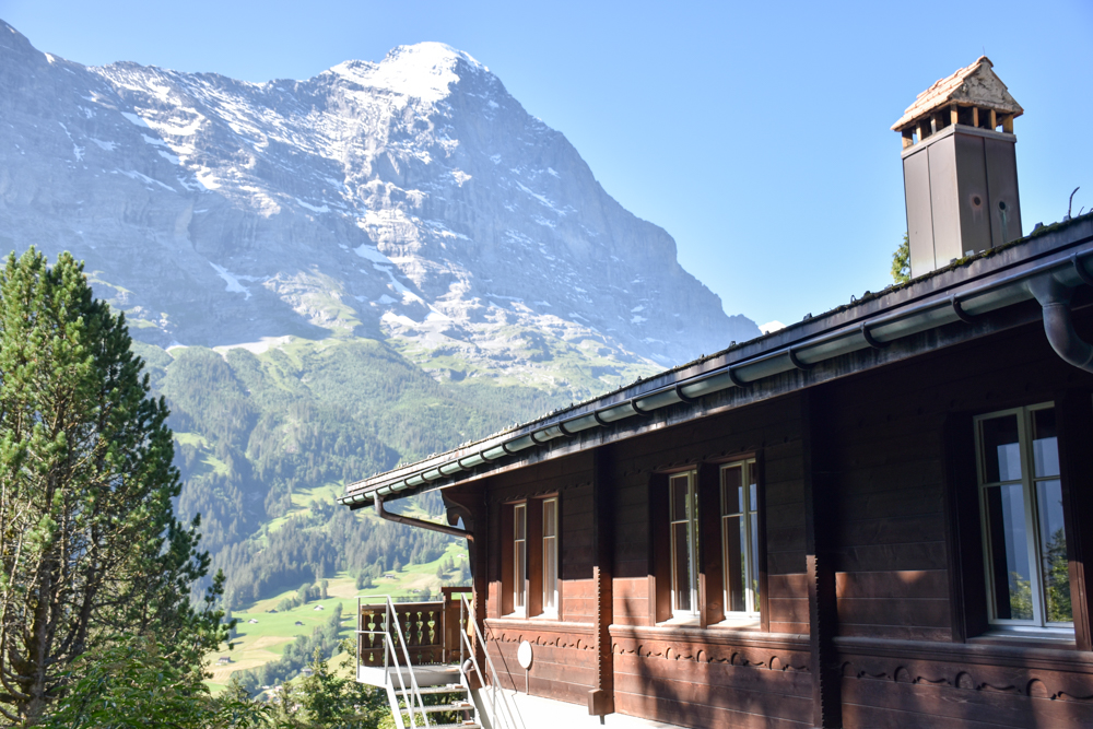 Unterkunft Berner Oberland Schweiz Bienenkorb Jugendherberge Grindelwald Blick vom Hauptgebäude auf den Eiger