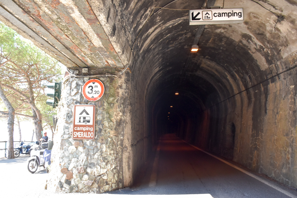 Camping Rundreise Korsika enges Tunnel Campingplatz Smeraldo Moneglia Ligurien