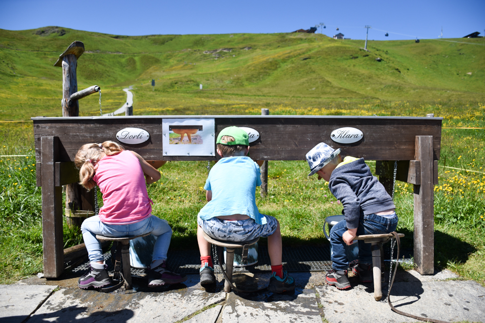 Familienausflug Lieselotteweg Männlichen Grindelwald Berner Oberland Schweiz Melkstation