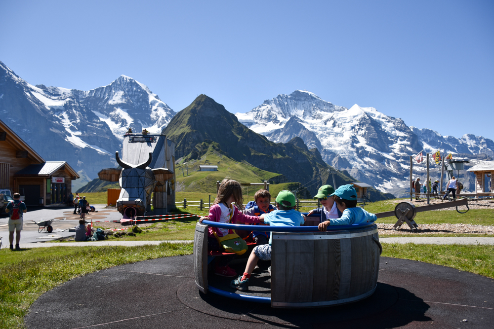 Familienausflug Lieselotteweg Männlichen Grindelwald Berner Oberland Schweiz Spiel und Spass auf dem Sennenspielplatz