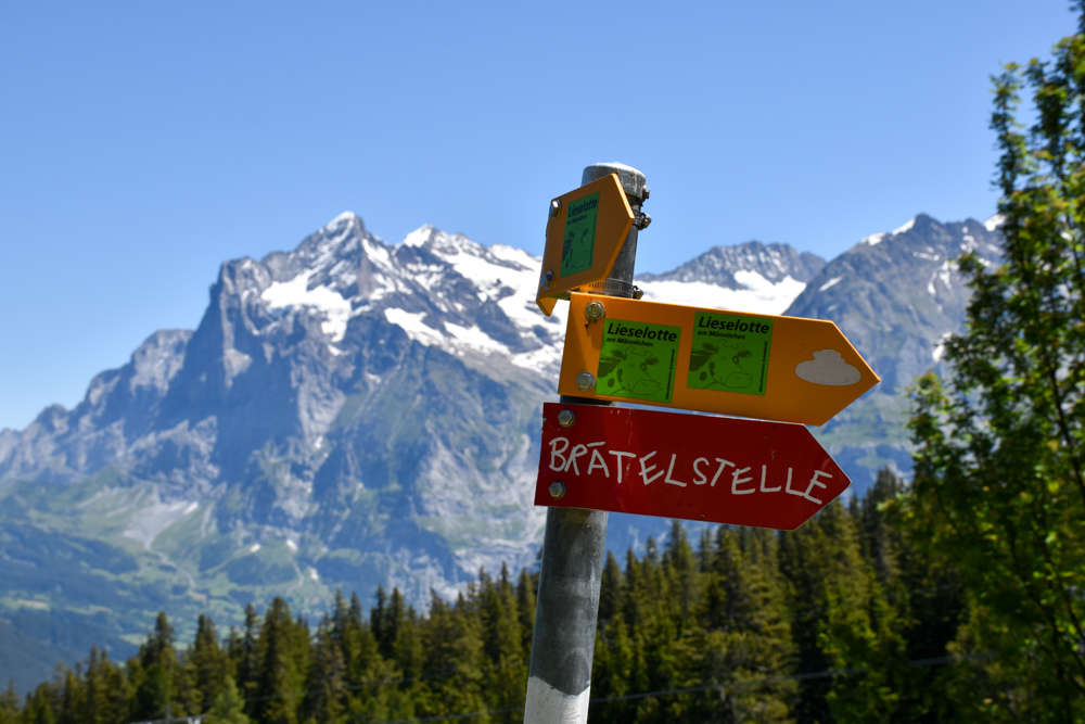 Familienausflug Lieselotteweg Männlichen Grindelwald Berner Oberland Schweiz Wegweiser Brätelstelle