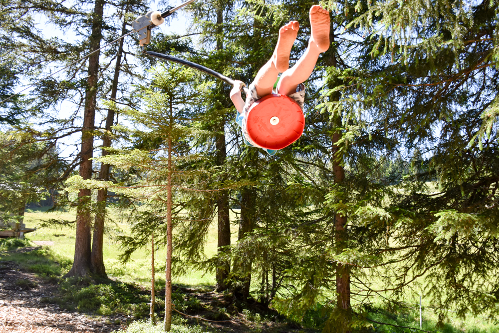 Familienausflug Lieselotteweg Männlichen Grindelwald Berner Oberland Schweiz Zipline auf dem Waldspielplatz