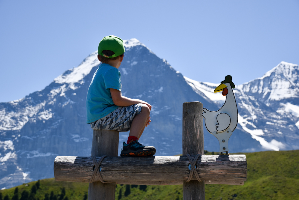 Familienausflug Lieselotteweg Männlichen Grindelwald Berner Oberland Schweiz kleiner Wanderer geniesst die Aussicht