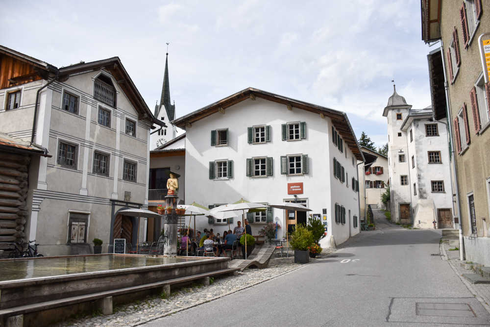 Ausflugstipp Wanderung Familie Rheinschlucht Graubünden Schweiz Holzbrunnen in Valendas