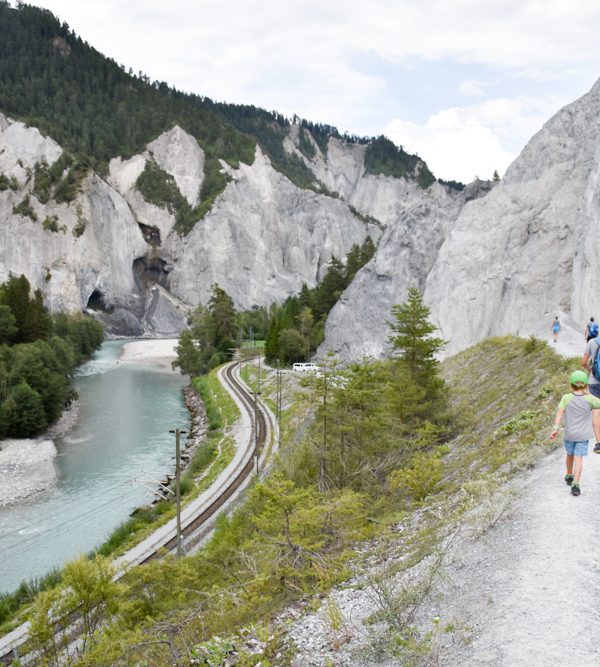 Ausflugstipp Wanderung Familie Rheinschlucht Graubünden Schweiz imposante Kalksteinkulisse