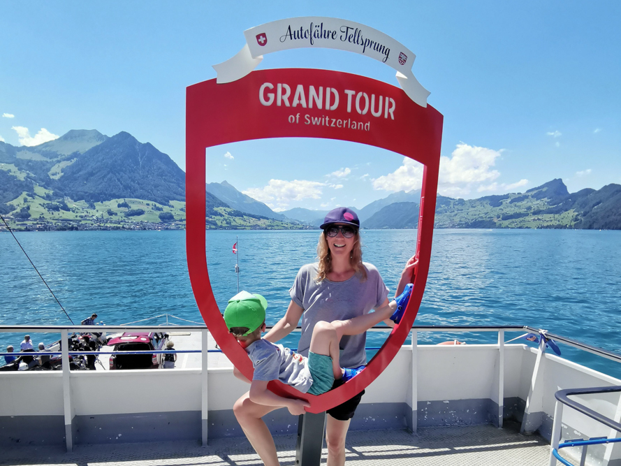 Kleine Grand Tour of Switzerland mit Familie Autofähre Vierwaldstättersee Gersau Beckenried