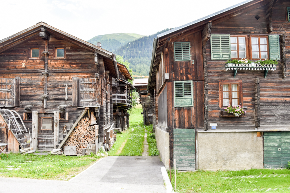 Kleine Grand Tour of Switzerland mit Familie Hübsche Walliserhäuser Reckingen