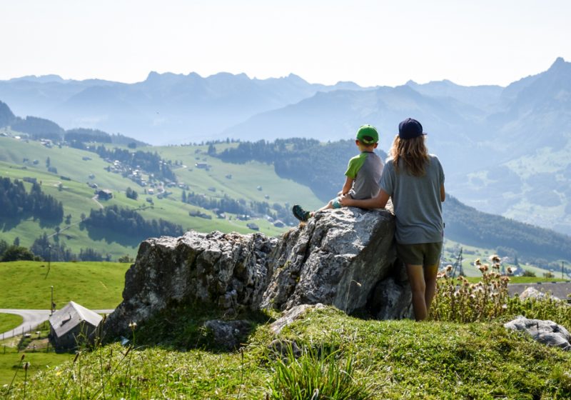 Munggeweg Amden St. Gallen Schweiz Travel Sisi Esther Mattle und Sohn geniessen die Aussicht auf dem Themenweg