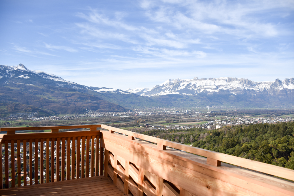 Ausflugstipp Walderlebnispfad Vaduz Liechtenstein Aussichtsplattform aus heimischen Föhren