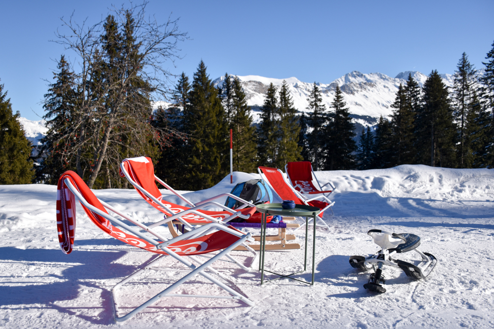 Winterwanderung Edelweiss-Rundweg Brambrüesch Graubünden Schweiz Edelweisshütte Liegestühle