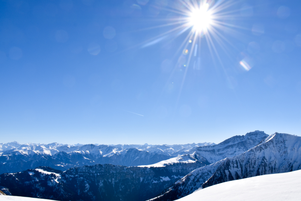 Pizol Panorama Höhenweg Winterwanderung Heidiland Schweiz Bergpanorama im Sonnenschein