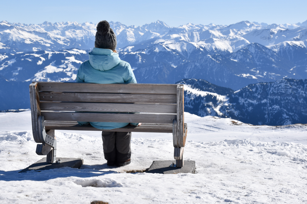 Pizol Panorama Höhenweg Winterwanderung Heidiland Schweiz Travel Sisi Esther Mattle geniesst das Bergpanorama