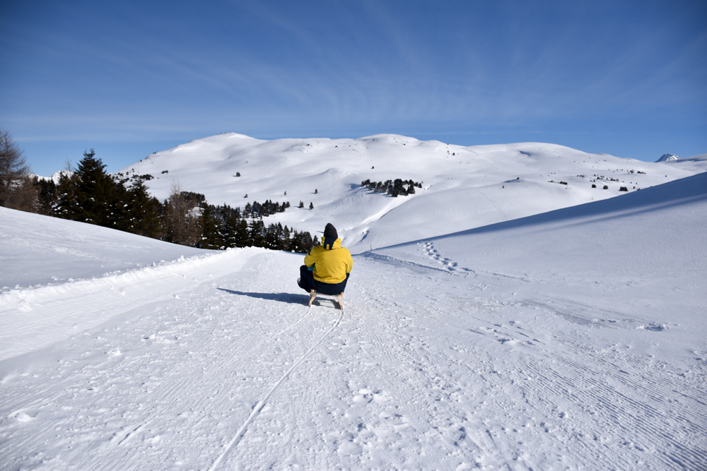 Winterwanderung Rundweg Feldis Viamala Graubünden Schweiz Schlitten fahren