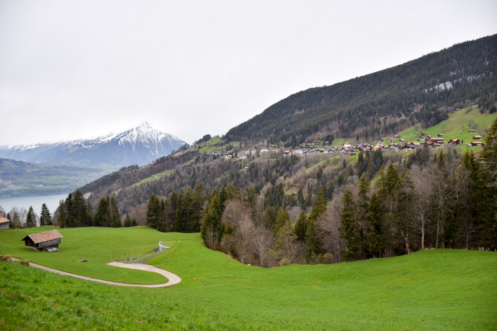 Interlaken Berner Oberland Schweiz mit Kind Blick auf Beatenberg