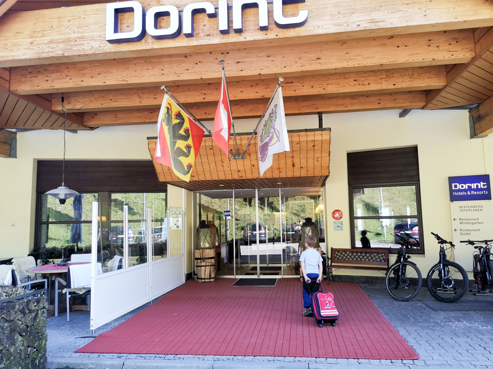 Unterkunftstipp Hotel Dorint Blüemlisalp Beatenberg Interlaken Schweiz Eingang