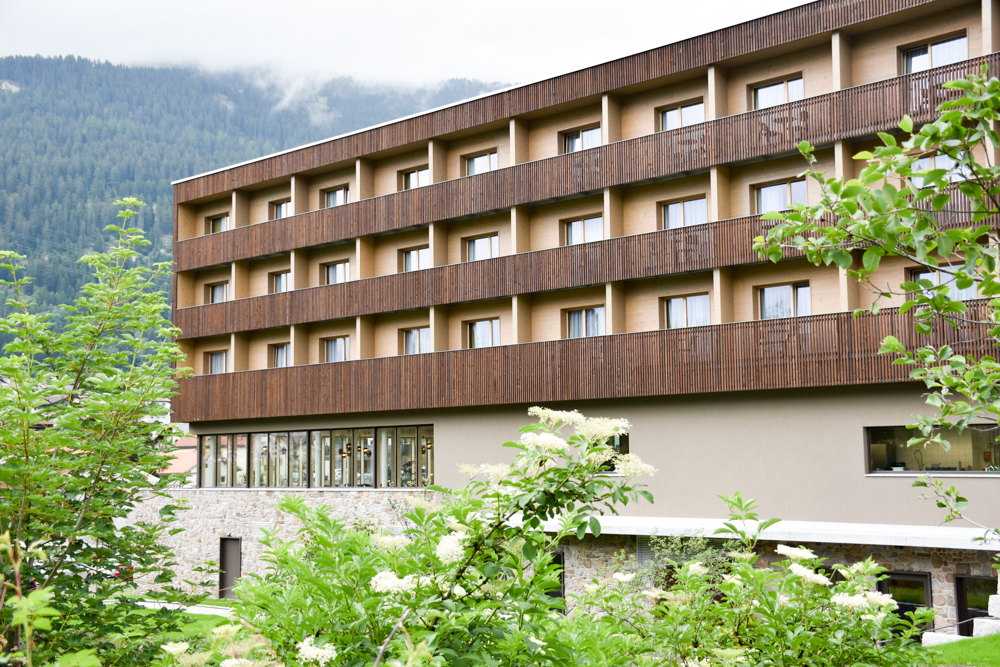 Hoteltipp JUFA Hotel Savognin Graubünden Schweiz Hotel Aussenansicht