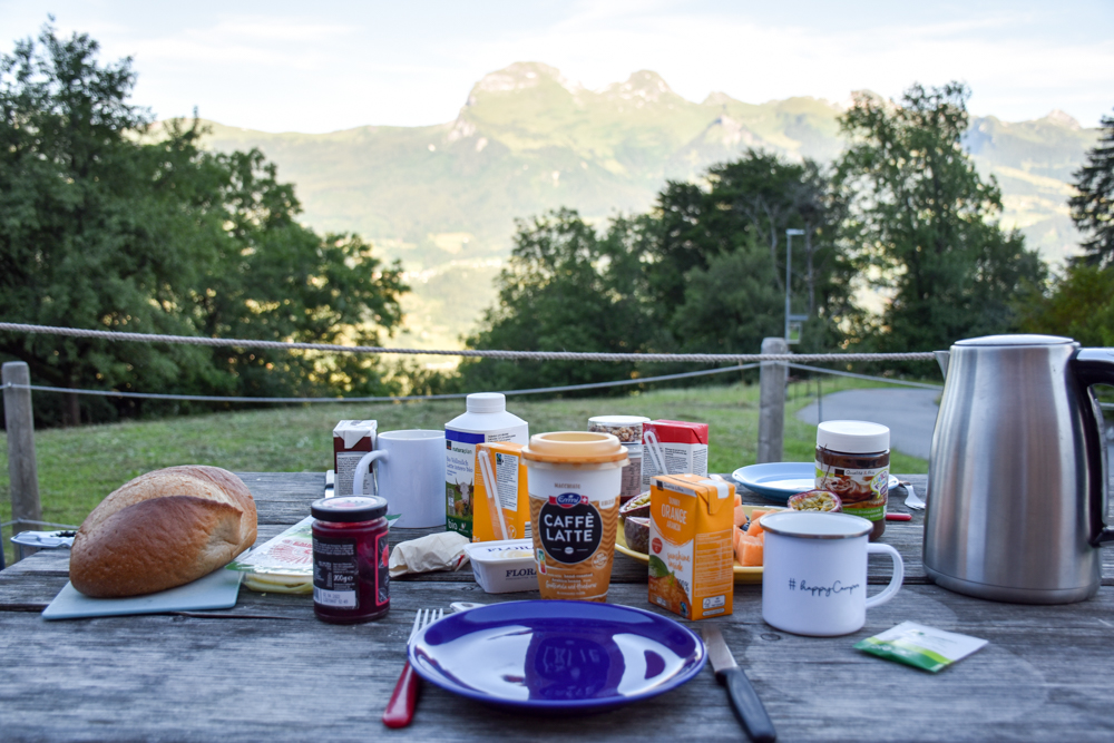 Lamatrekking Tipi Übernachtung Liechtenstein Frühstück