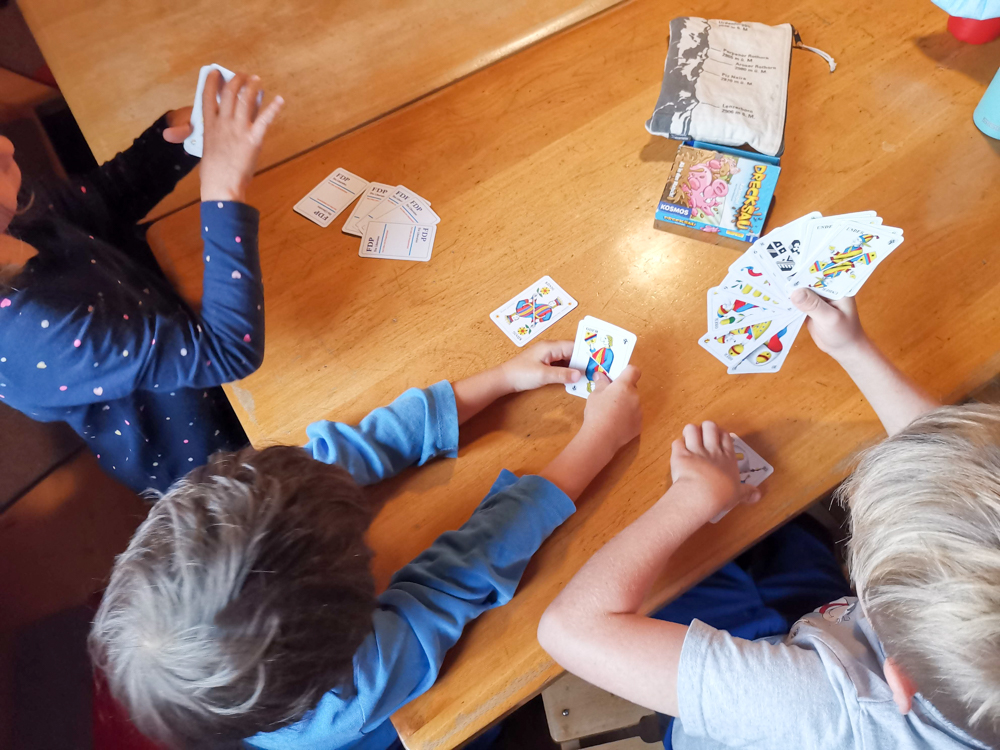 Carschinahütte SAC mit Kindern Prättigau Graubünden Schweiz Kartenspiel