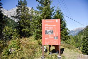 Ausflugstipp Bergün Graubünden Schweiz Informationstafeln Bahnerlebnisweg Albula
