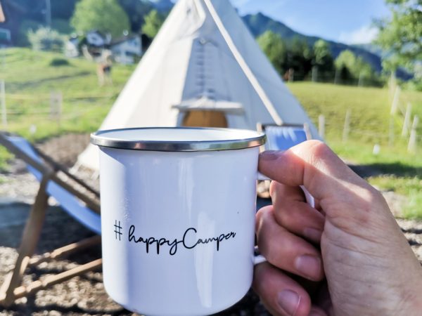 Happy Camper Tasse beim Glamping