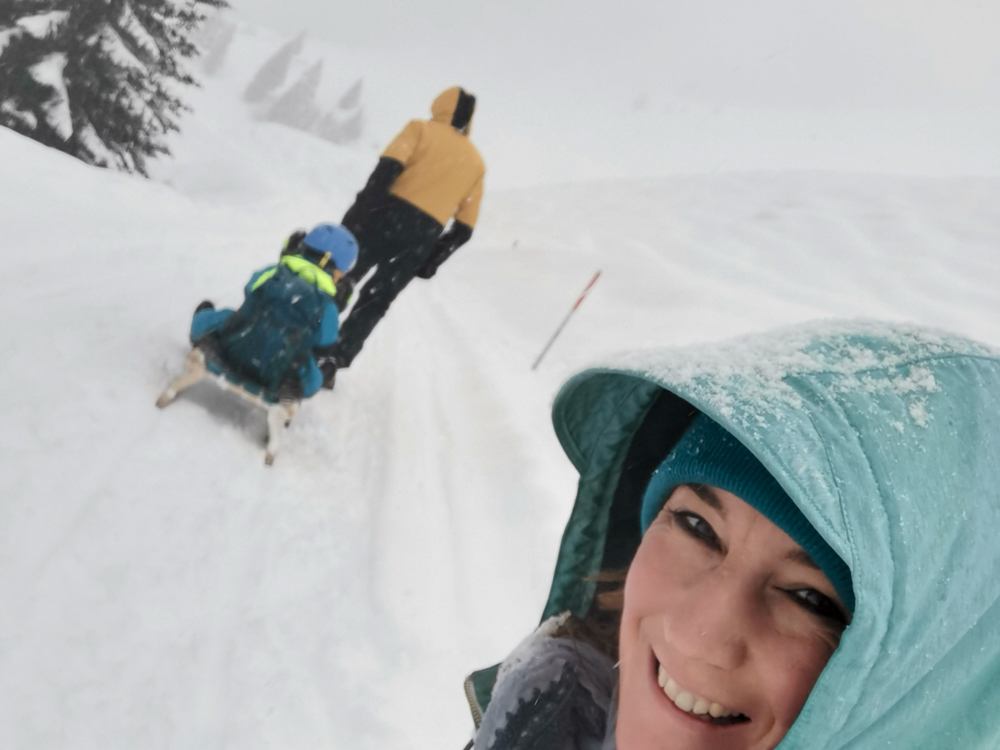 Familienaufenthalt Berghaus Sulzfluh Partnun Prättigau Graubünden Schweiz Travel Sisi Esther Mattle und Familie im Schnee