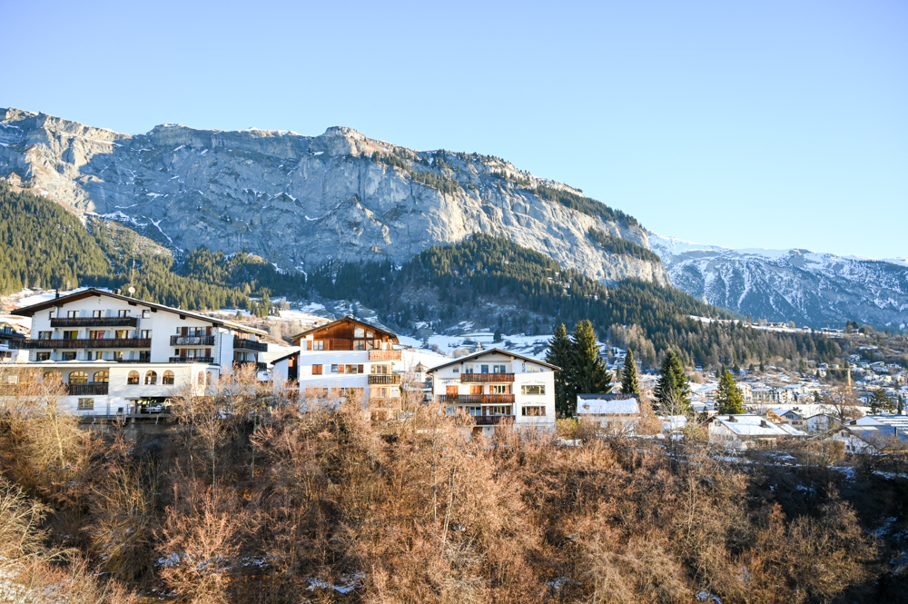 Kulinarik Trail Winter Flims Graubünden Schweiz Blick auf Flims und den Flimser Stein