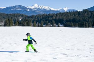 Kulinarik Trail Winter Flims Graubünden Schweiz verschneite Landschaft bei Trin