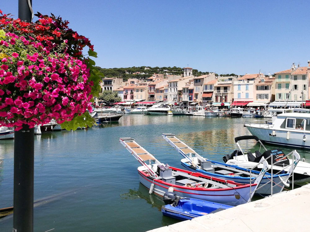 Cassis an der Cote d'Azur in Frankreich ist ein charmantes Reiseziel für Familien in den Sommerferien