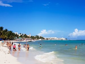 Der Strand von Playa del Carmen in Mexiko ist ein beliebtes Reiseziel in den Sommerferien für Familien