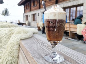 Energie tanken für das Skifahren mit der Familie in Savognin mit einem feinen Kaffee im Berghuus Radons
