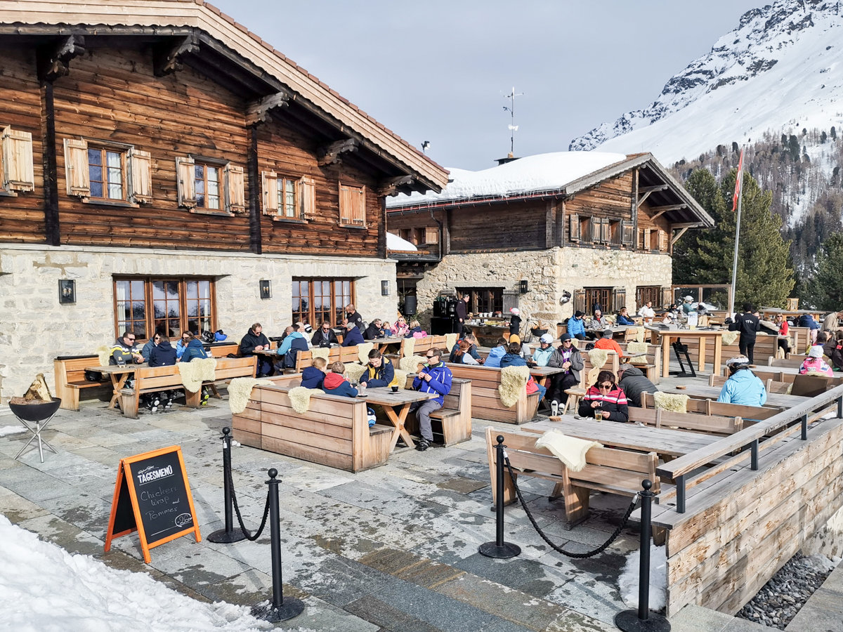 Im familienfreundlichen Restaurant Berghuus Radons mitten im Skigebiet von Savognin lohnt sich ein Zwischenstop beim Skifahren im Val Surses