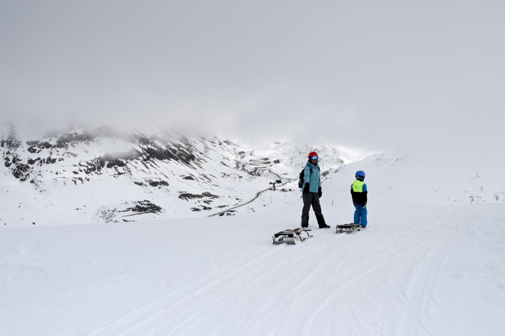 Das Schlitteln mit dem Pistenbock in Bivio ist eine tolle Winteraktivität für Familien