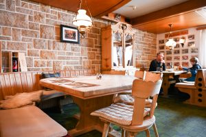 Energie tanken nach den Winteraktivitäten mit Familie im Restaurant Solaria Bivio im Val Surses