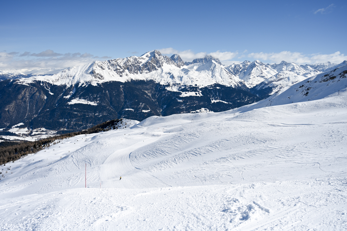Skifahren mit bester Aussicht ist eine grandiose Winteraktivität mit Familie in Savognin