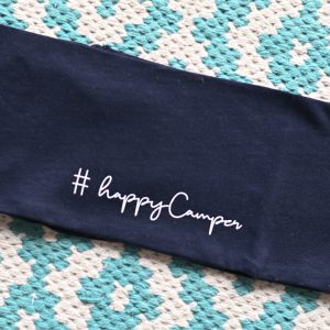 Blaues Stirnband mit #happyCamper Aufdruck